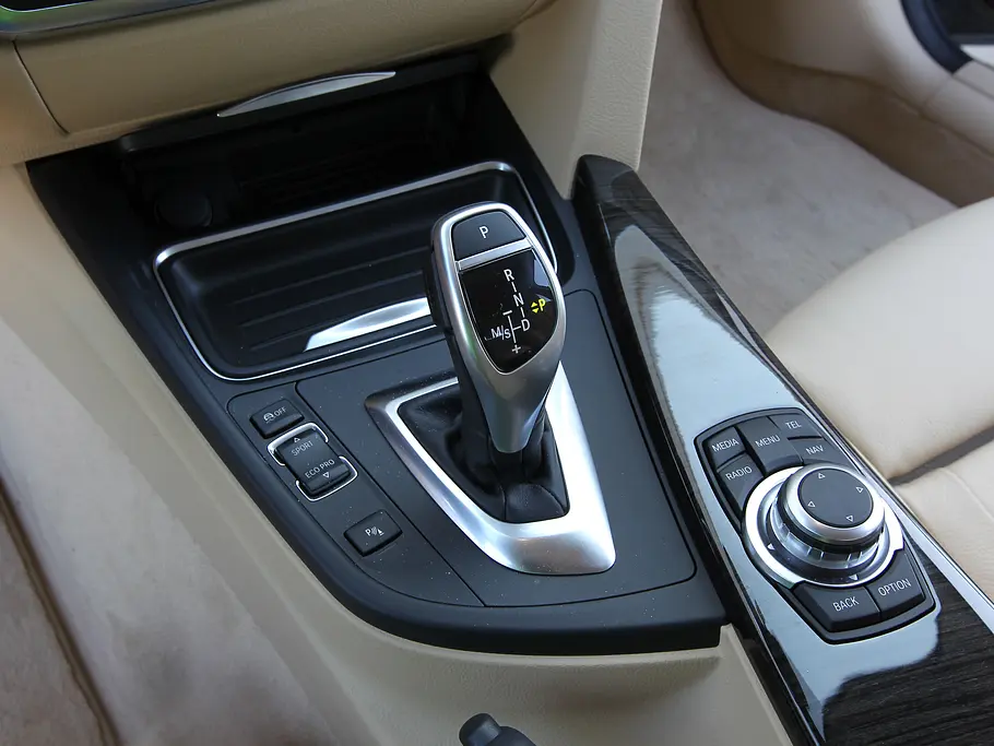 Test: BMW 320i Touring BMW 320i Touring 3er Kombi Test Mittelkonsole