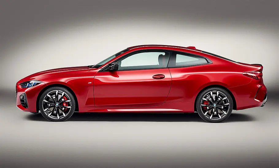BMW M440i Facelift (2024) Das BMW M440i Facelift (2024) steht als Coupé in Studioumgebung, von links fotografiert.