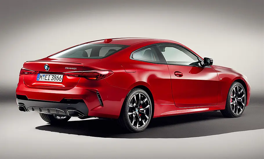 BMW M440i Facelift (2024) Das BMW M440i Facelift (2024) steht als Coupé in Studioumgebung, von hinten rechts fotografiert.