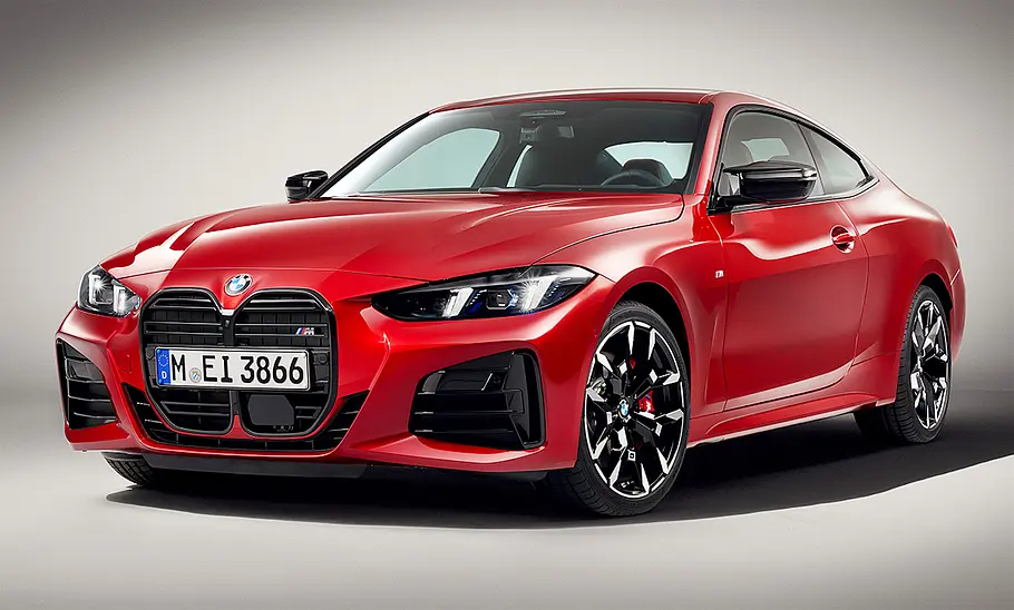 BMW M440i Facelift (2024) Das BMW M440i Facelift (2024) steht als Coupé in Studioumgebung, von vorne links fotografiert.