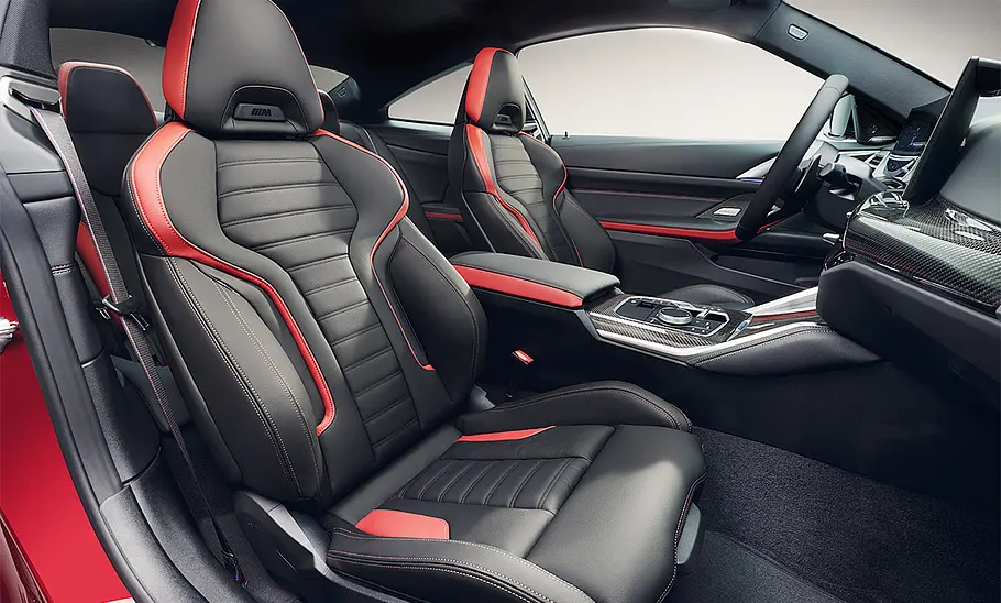 BMW M440i Facelift (2024) Die vorderen Sitze des BMW M440i Facelift (2024).