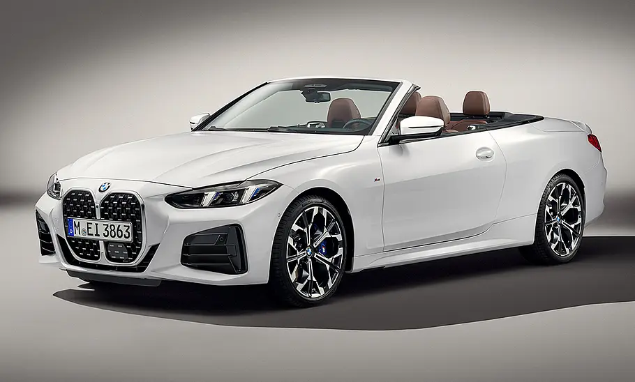 BMW 4er Cabrio Facelift (2024) Das BMW 4er Facelift (2024) steht als Cabrio in Studioumgebung, von vorne links fotografiert.