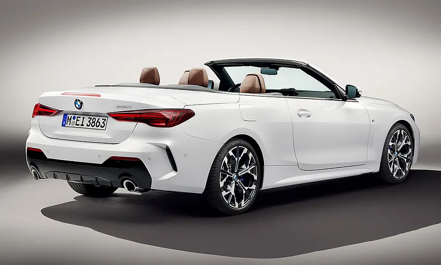 BMW 4er Cabrio Facelift (2024) Das BMW 4er Facelift (2024) steht als Cabrio in Studioumgebung, von hinten rechts fotografiert.