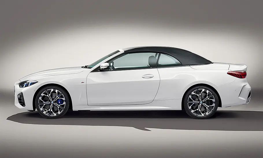 BMW 4er Cabrio Facelift (2024) Das BMW 4er Facelift (2024) steht als Cabrio in Studioumgebung, von links fotografiert.