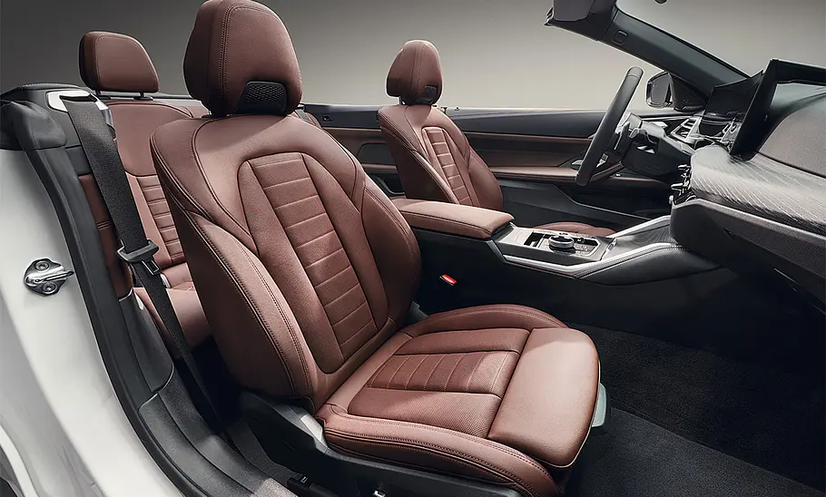 BMW 4er Cabrio Facelift (2024) Die vorderen Sitze des BMW 4er Cabrio Facelift (2024).