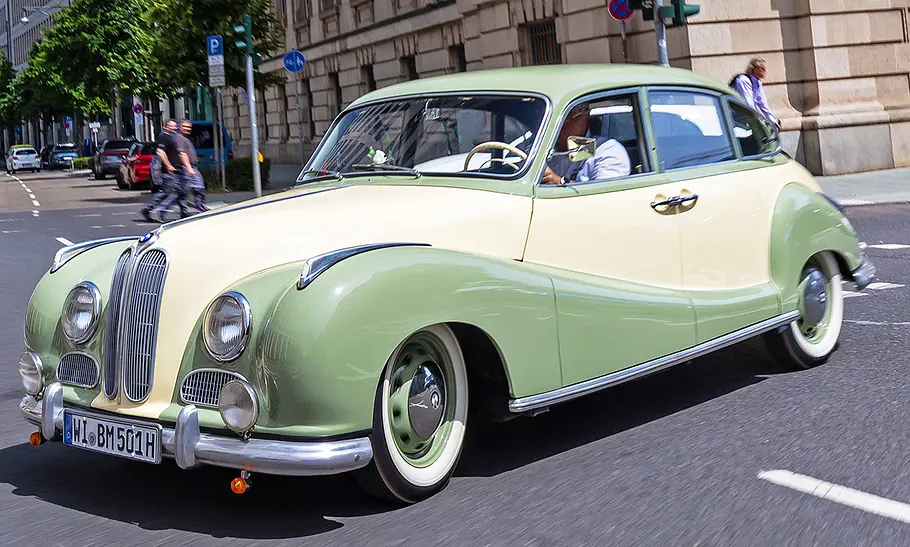 BMW 501 Barockengel Der BMW 501 Barockengel fahrend von vorne.