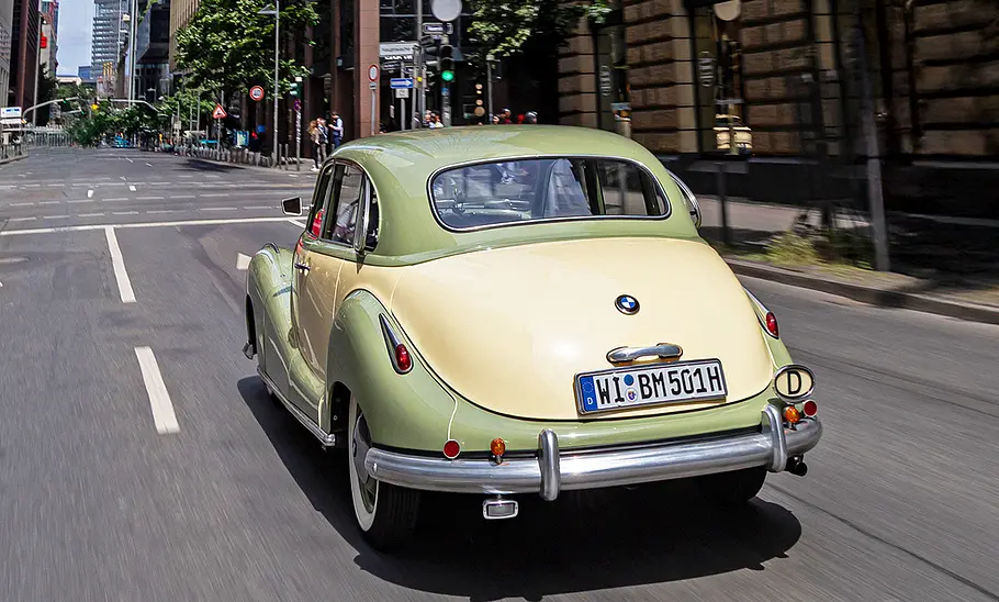 BMW 501 Barockengel Der BMW 501 Barockengel fahrend von hinten.