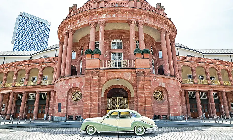 BMW 501 Barockengel Der BMW 501 Barockengel stehend seiltich.