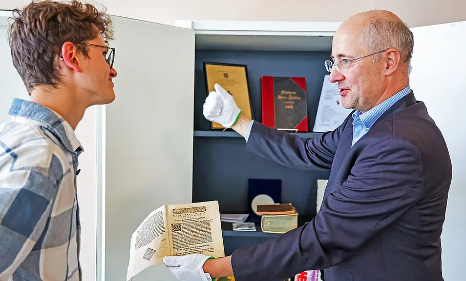 Messearchiv Frankfurt Redakteur Tim Neumann und Archivar Peter Kerwien im Messearchiv.