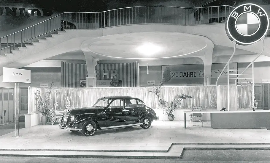 BMW 501 Barockengel Der BMW 501 Barockengel stehend von schräg vorne.