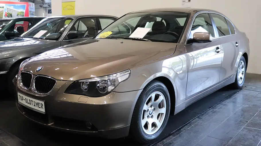 BMW 520i (E60) BMW 520i (E60) statisch von schräg vorne fotografiert.