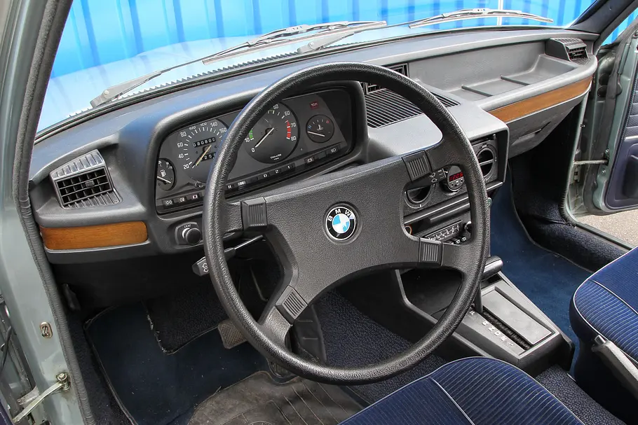 BMW 525 Das Cockpit des BMW 525.