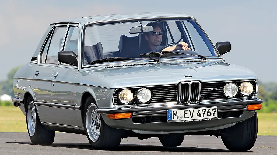 BMW 525 BMW 525 fahrend von schräg vorne fotografiert.
