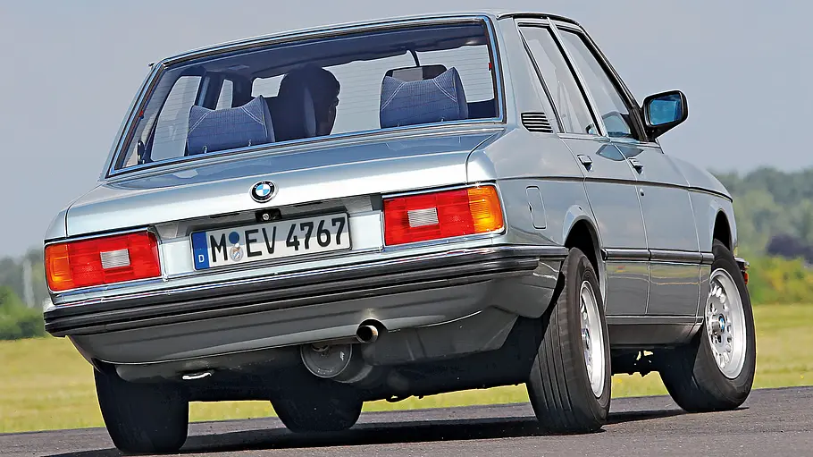 BMW 525 BMW 525 fahrend von schräg hinten fotografiert.