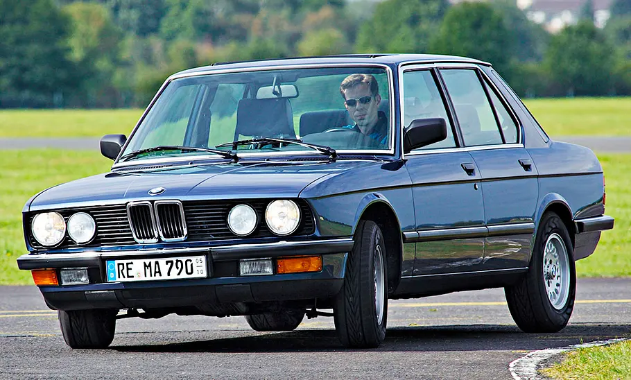 BMW 525i fahrend von schräg vorne fotografiert.