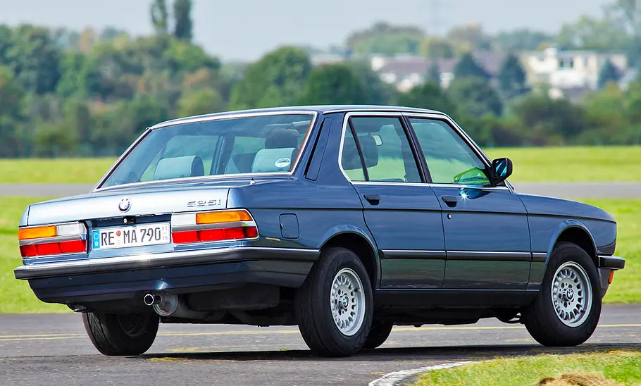 BMW 525i fahrend von schräg hinten fotografiert.