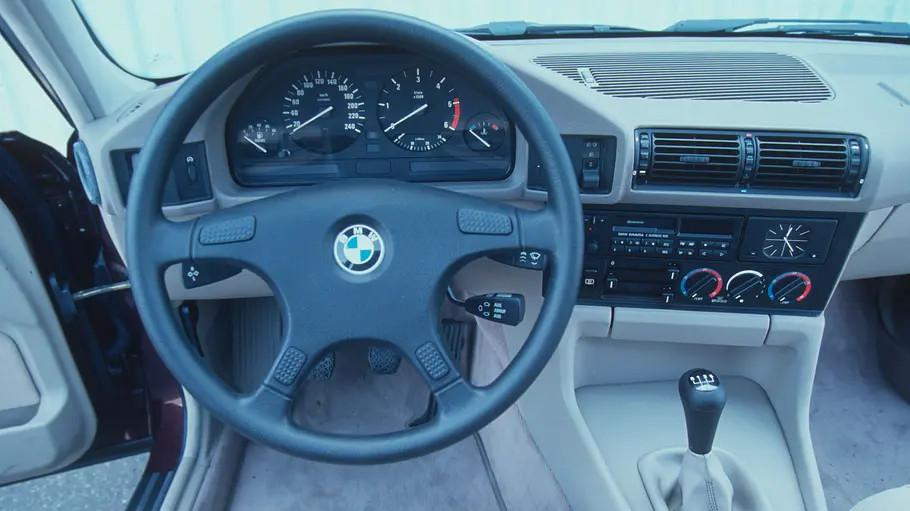 Das Cockpit des BMW 525 TDS Touring. 