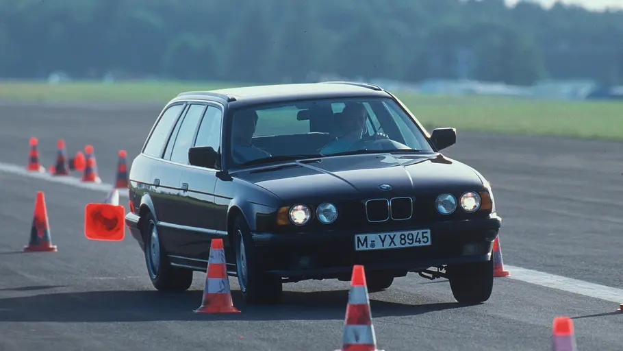 BMW 525 TDS Touring fahrend von schräg vorne fotografiert. 