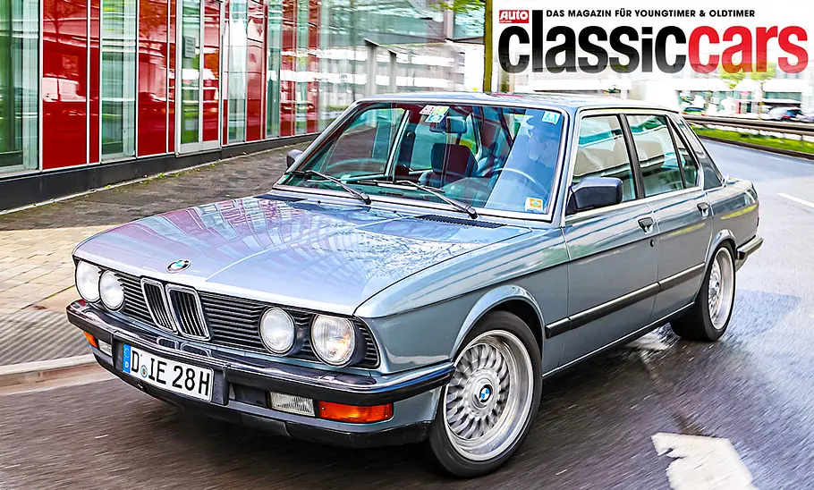 BMW 525e Der BMW 525e fahrend von schräg vorne fotografiert.