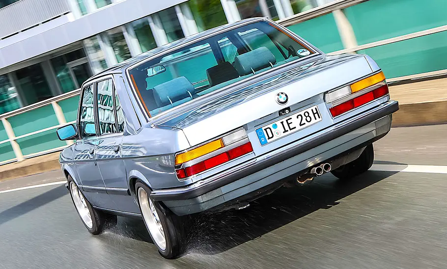 BMW 525e Der BMW 525e fahrend von schräg hinten fotografiert.