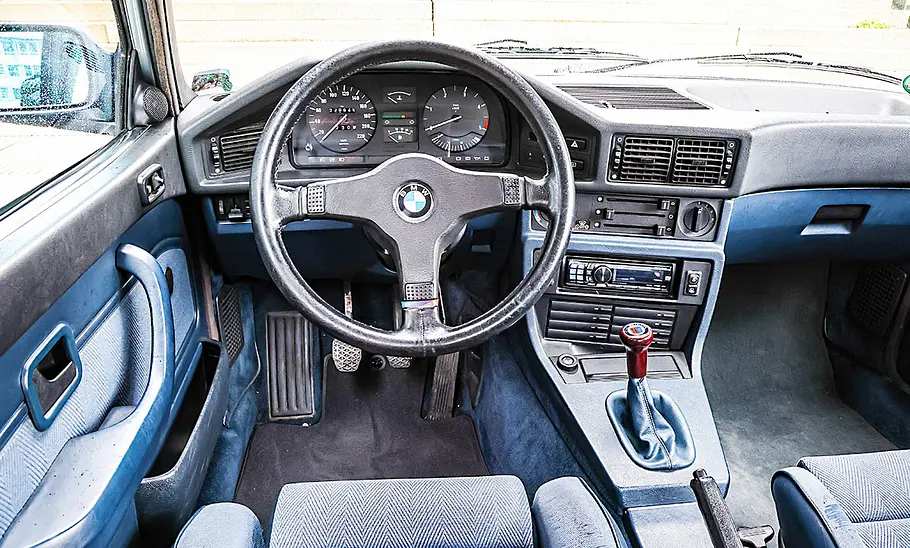 BMW 525e Das Cockpit des BMW 525e.