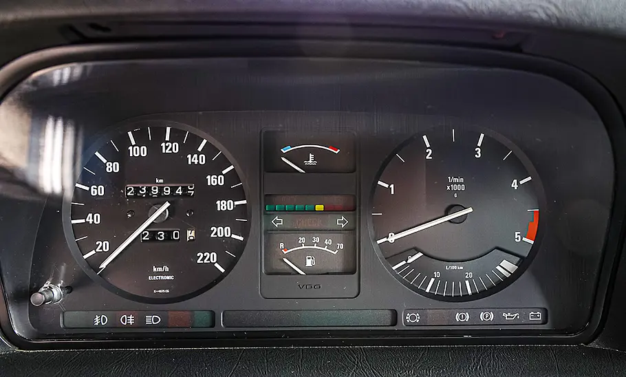 BMW 525e Der Tacho des BMW 525e.
