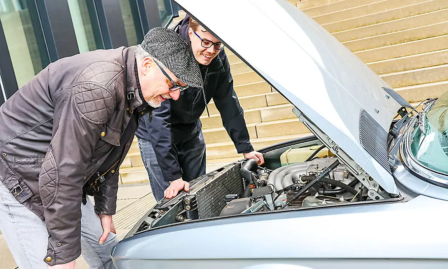 Der BMW 525e mit seinem Besitzer Michael Broy (vorne) und Redakteur Johannes Beck.