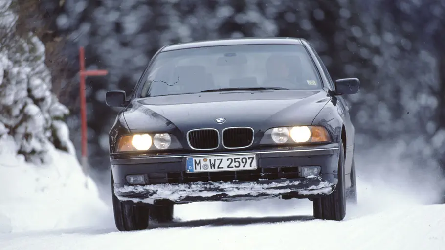 BMW 528i fahrend von vorne 