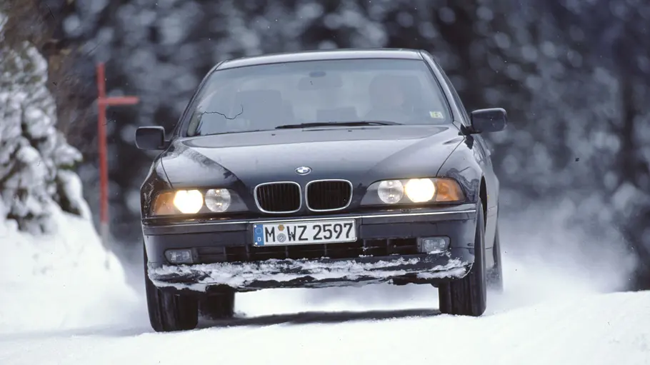 BMW 528i fahrend von vorne
