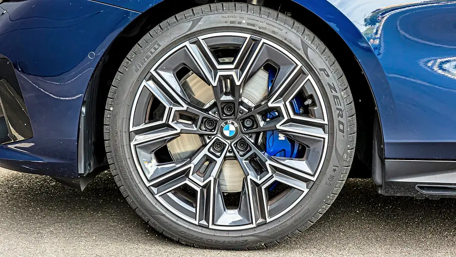 20-Zoll-Rad des BMW 540d xDrive Touring mit Pirelli-Reifen und blauem Bremssattel der M-Sportbremse