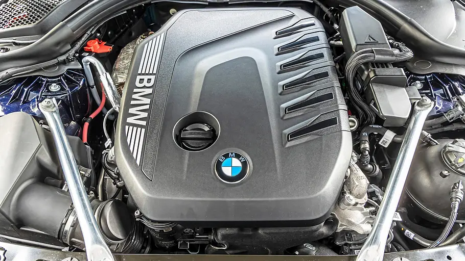 Motorraum des BMW 540d xDrive Touring mit abgedecktem Reihensechszylinder-Diesel