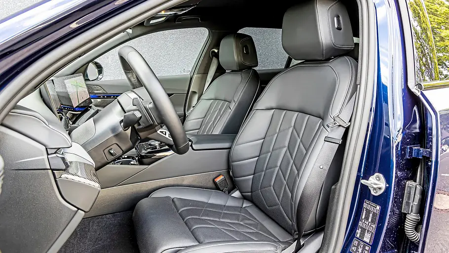 Schwarze Leder-Komfortsitze des BMW 540d xDrive Touring, Blick durch die geöffnete Fahrertür