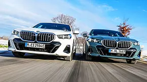 Blick von vorne auf die fahrenden BMW i5 eDrive40 und BMW 540d xDrive. - Foto: Daniela Loof Blick von vorne auf die fahrenden BMW i5 eDrive40 und BMW 540d xDrive. - Foto: Daniela Loof
