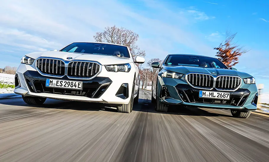 BMW i5 eDrive40/BMW 540d xDrive Blick von vorne auf die fahrenden BMW i5 eDrive40 und BMW 540d xDrive.