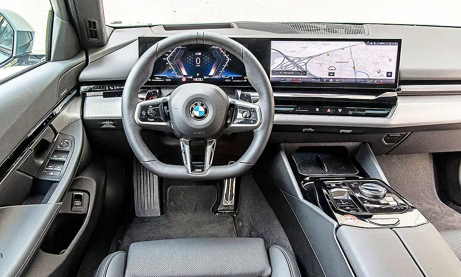 BMW 540d xDrive Blick auf die Armaturen im Innenraum des BMW 540d xDrive.