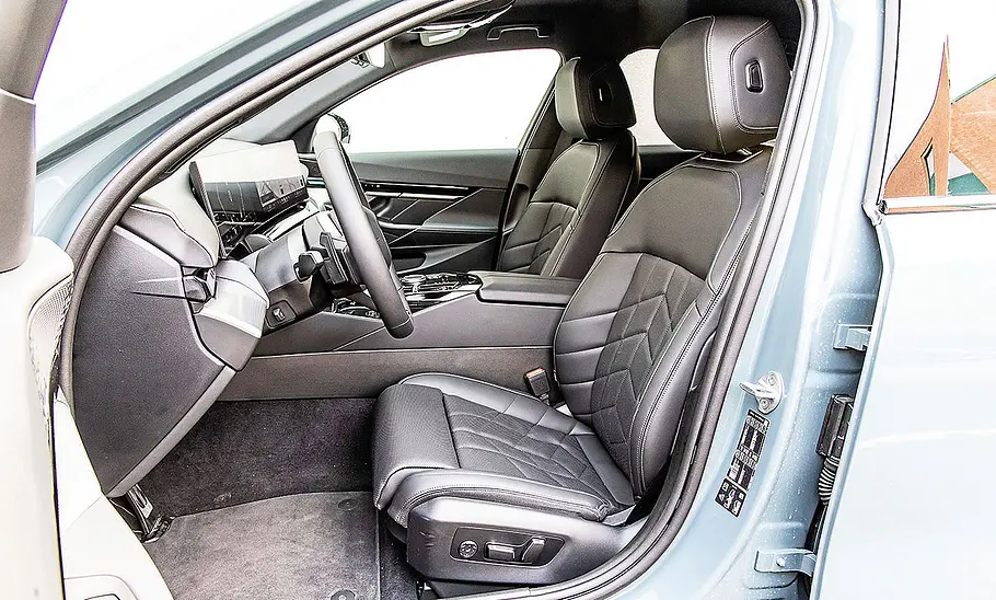 BMW 540d xDrive Blick auf die Vordersitze im Innenraum des BMW 540d xDrive.
