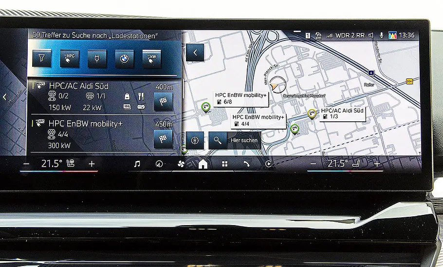 BMW i5 eDrive40 Blick auf den zentralen Bildschirm im Innenraum des BMW i5 eDrive40.