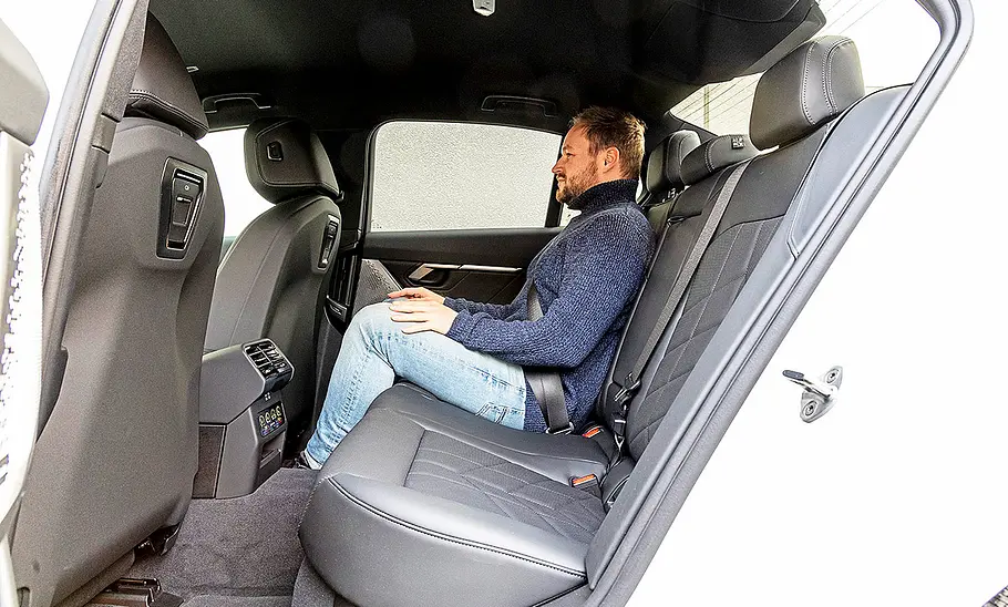 BMW i5 eDrive40 Blick auf die Rücksitzbank im Innenraum des BMW i5 eDrive40.