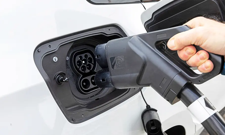 BMW i5 eDrive40 Blick auf den Ladeanschluss des BMW i5 eDrive40.
