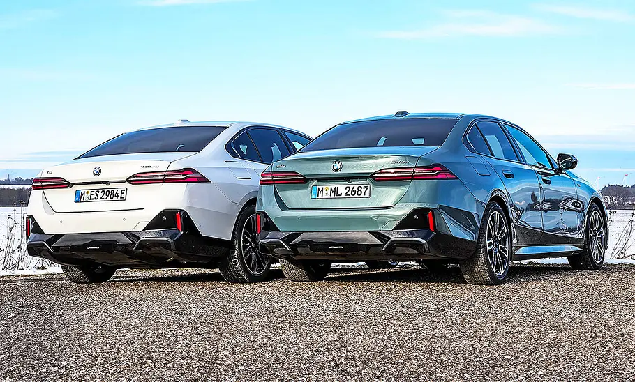 BMW i5 eDrive40/BMW 540d xDrive Blick von schräg hinten auf BMW i5 eDrive40 und BMW 540d xDrive.