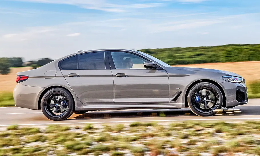 BMW 545e xDrive (2020)