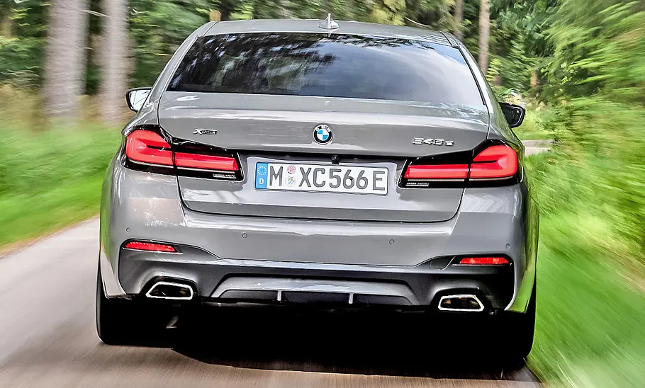 BMW 545e xDrive (2020)