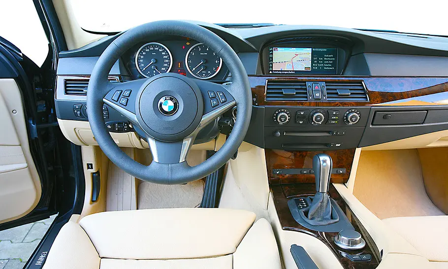 Das Cockpit des BMW 550i.