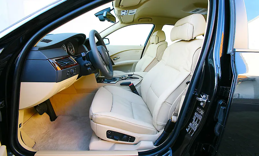 Der Innenraum des BMW 550i.