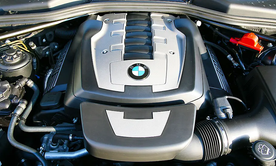 Der Motor des BMW 550i.