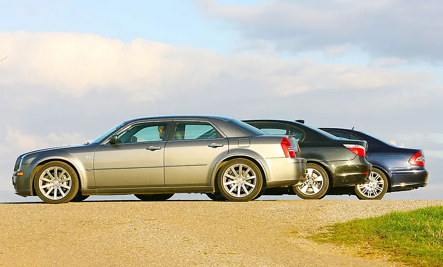 Chrysler 300C SRT8, BMW 550i & Mercedes E 500 stehend von der Seite fotografiert.