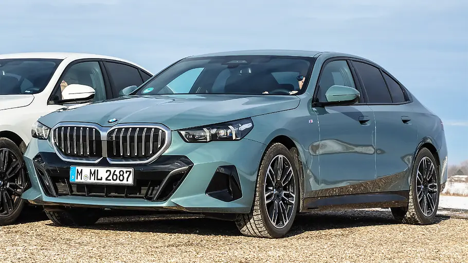 BMW 5er Blick von schräg vorne auf den BMW 5er.