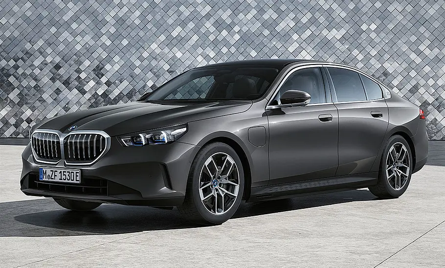 BMW 5er (2023) statisch im Studio, von schräg vorne links fotografiert.