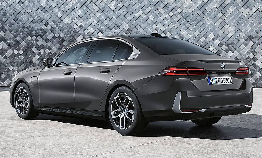 BMW 5er (2023) statisch im Studio, von schräg hinten links fotografiert.