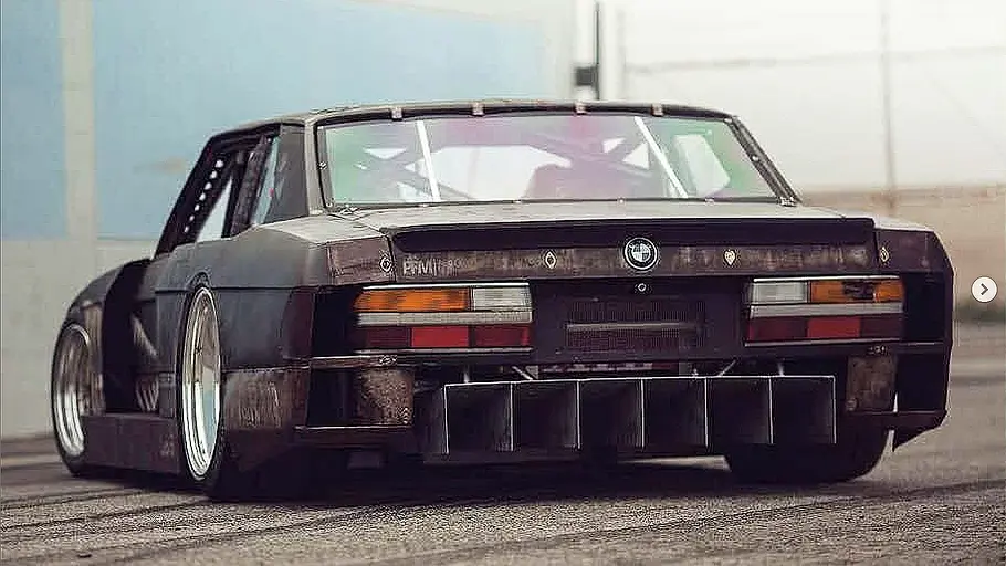 Blick von schräg hinten auf den BMW 5er E28 alias Rusty Slammington